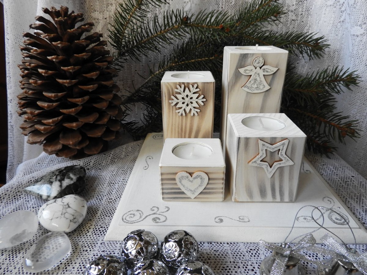 Adventní sada dřevěných svícnů s podložkou bílá a stříbrná