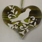 Dřevěné dekorační srdíčko krása dřeva-reliéf ptáček- zelená