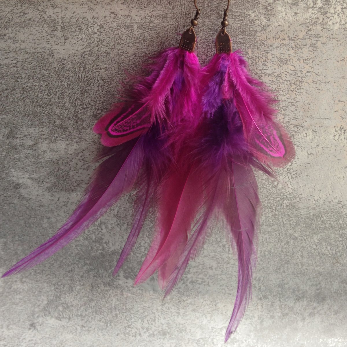 Fuchsiovo-fialová pírka