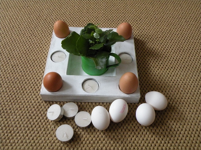 Svícen nebo stojánek na vejce??hranatý, bílý