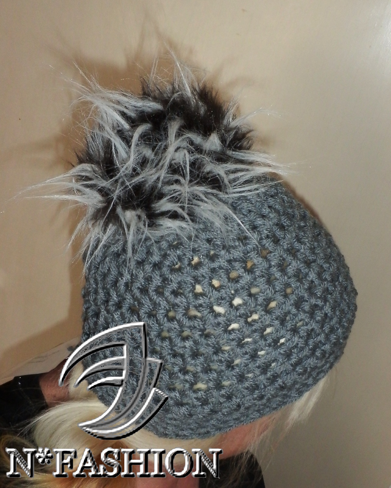 Kulíšek s kožešinovou bambulí.