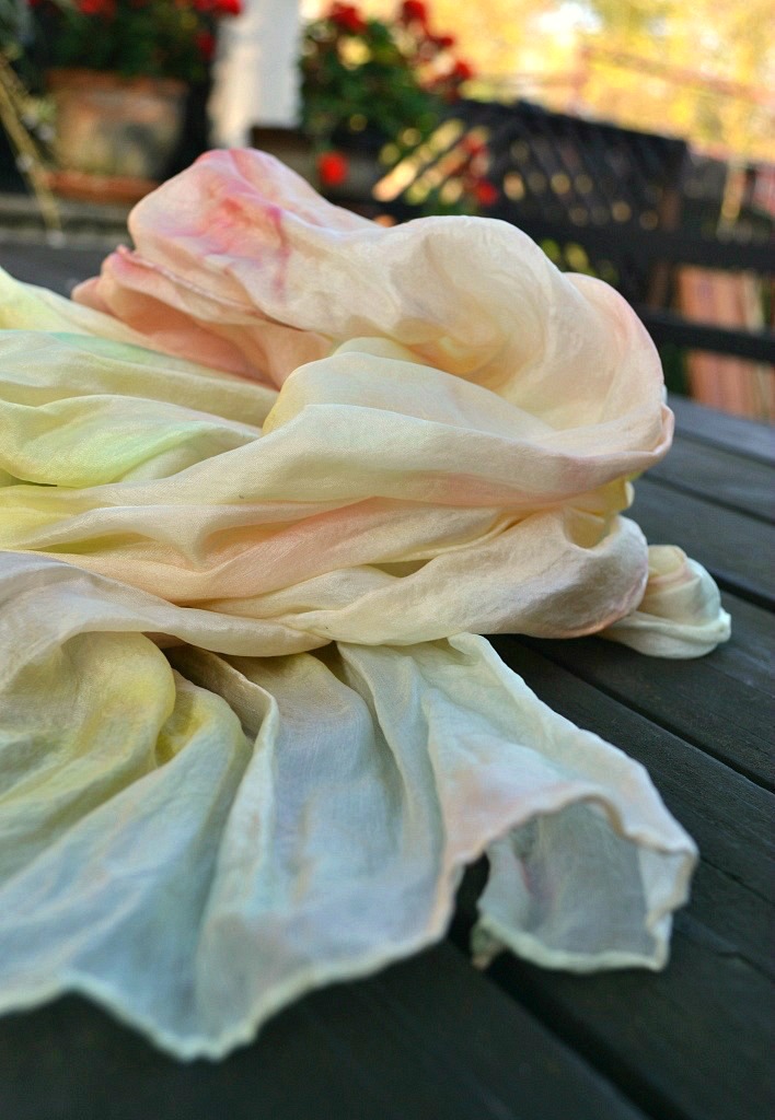 Jemně pastelová - dlouhá mačkaná šála