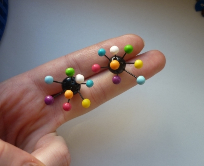 Extravagantní fimo náušnice - barevní duhoví ježci