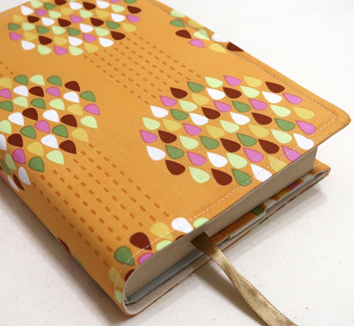 BAREVNÉ KAPKY -  obal na knihu