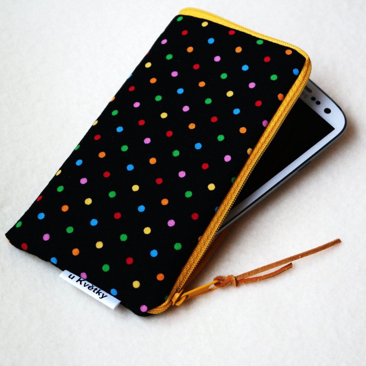 PUNTÍČKY NA ČERNÉ - obal na mobil