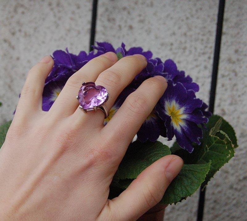 S fialovým broušeným srdíčkem