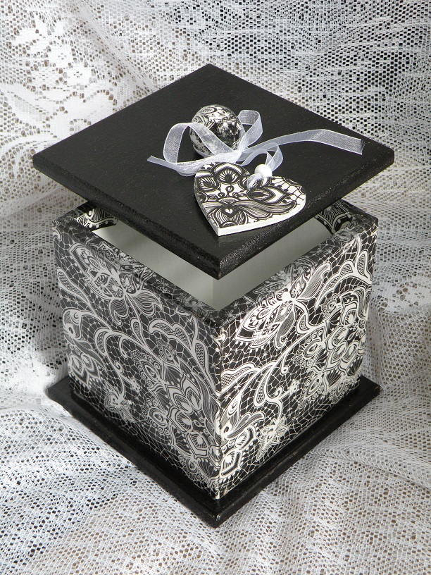 Krabička s poklopem černobílá krajka + mini srdíčko