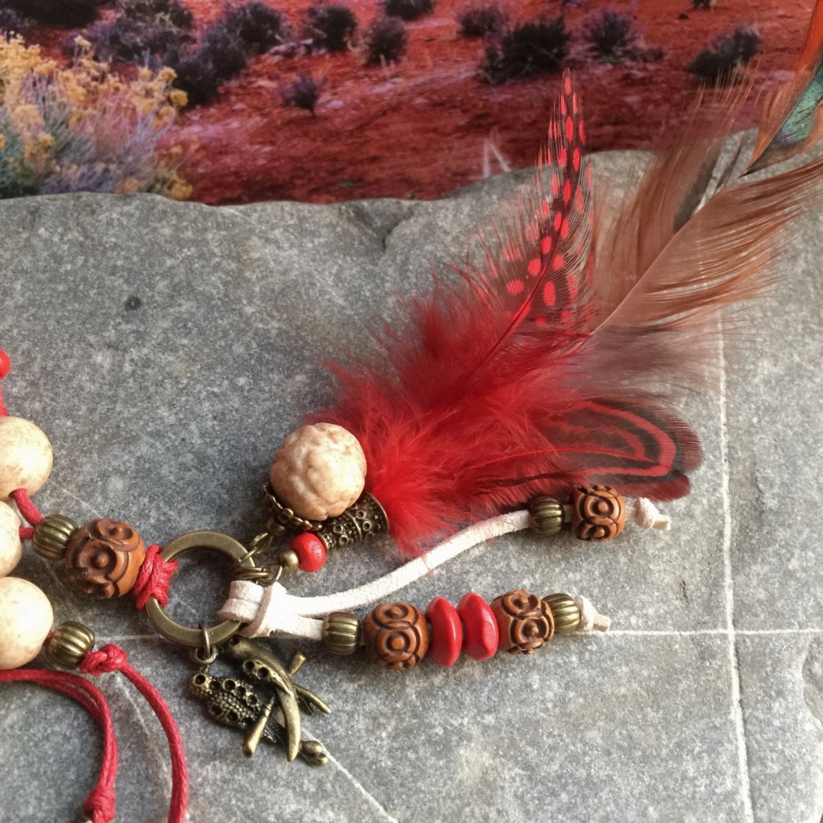 Boho korálky s červeným pírkem