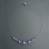 Světle fialový jednořadý náhrdelník - střed