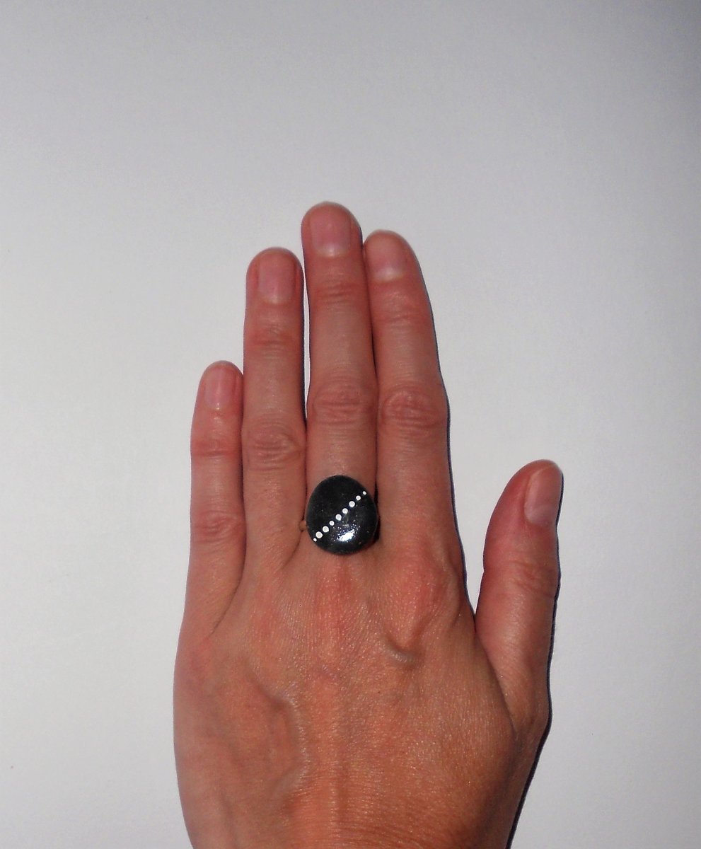 Bílá linie v černé