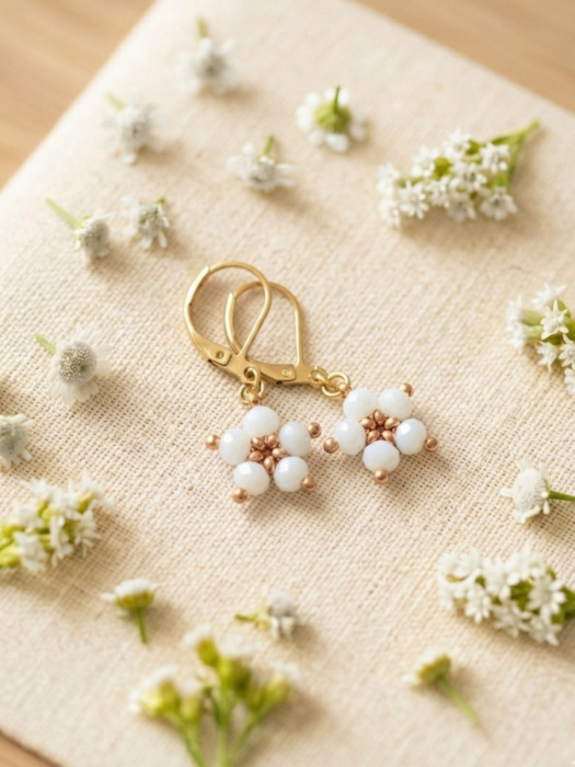 Bílé květinkové náušnice - S. Steel