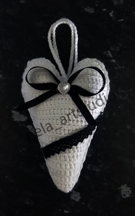 Háčkované dekorační srdce na zavěšení bílé