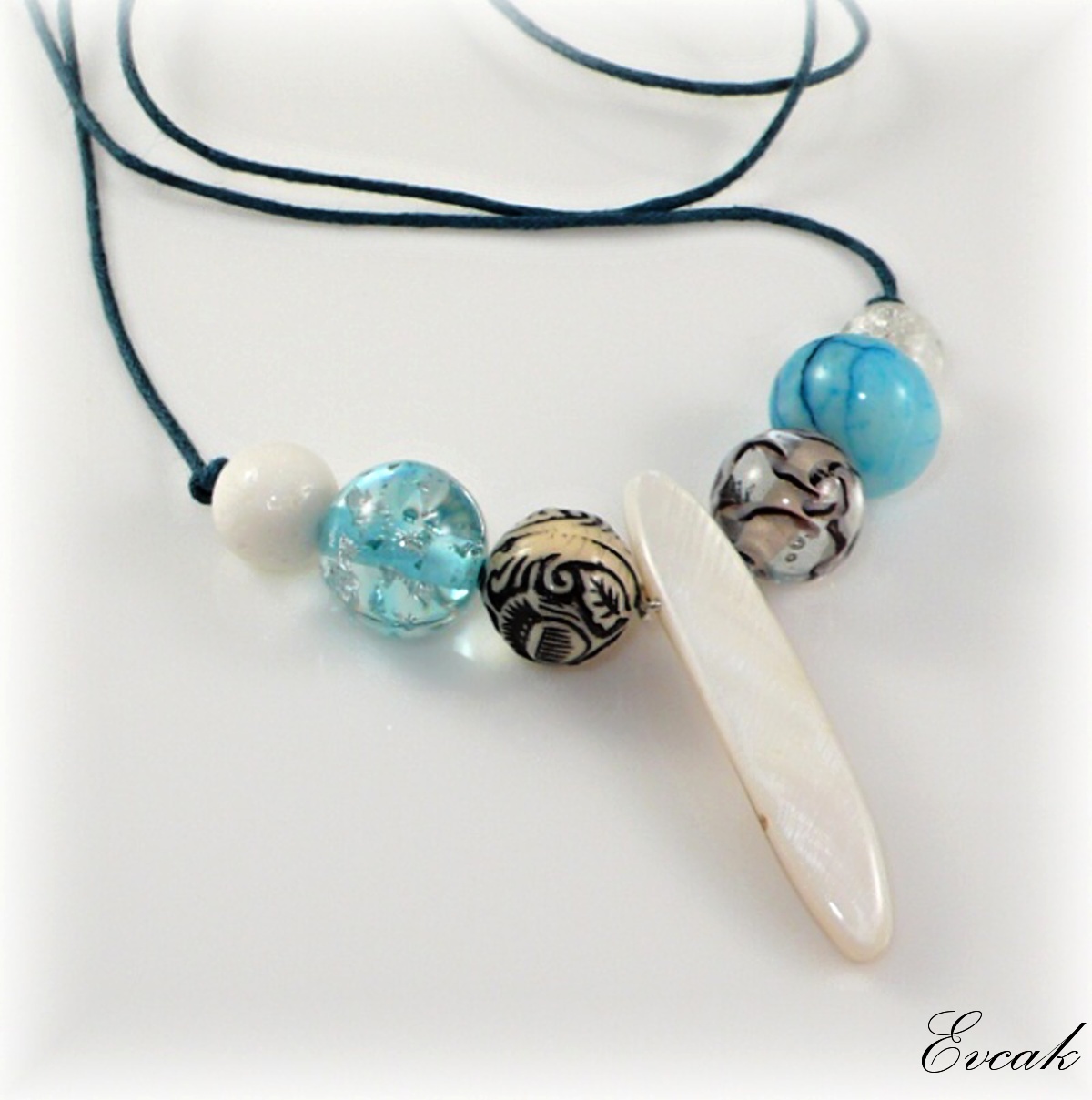 Náhrdelník s perletí a s korálem