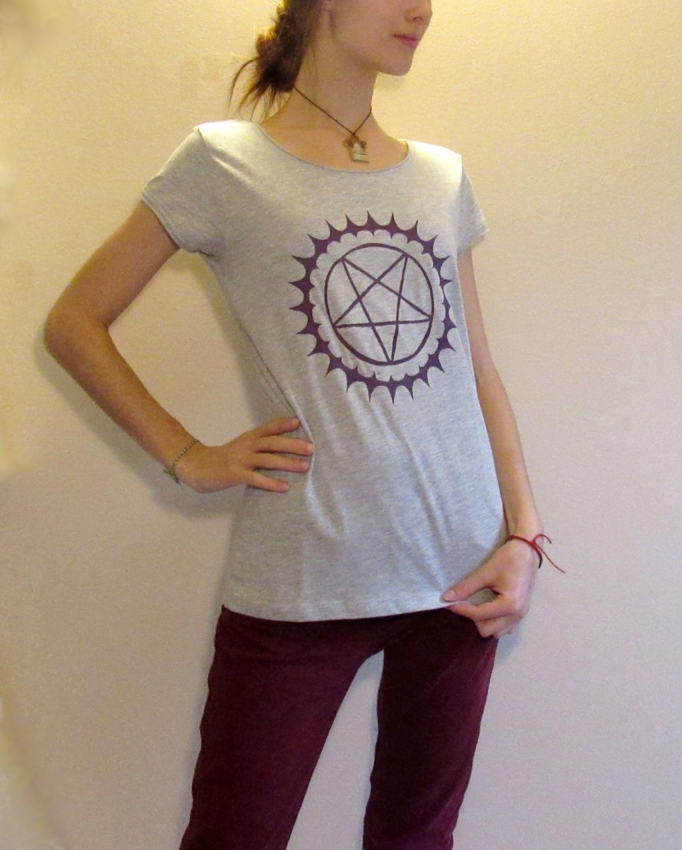 TRIKO S RUČNĚ MALOVANÝM PENTAGRAMEM