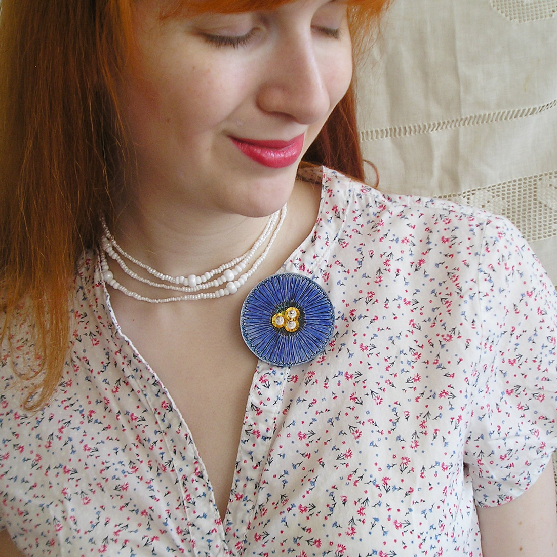 plastová brož Modrá kytka