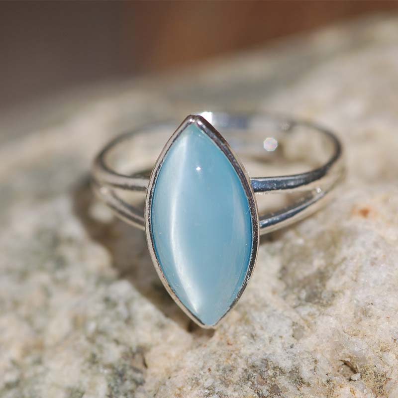 Prsten s bleděmodrou navetou s měsíčním svitem 