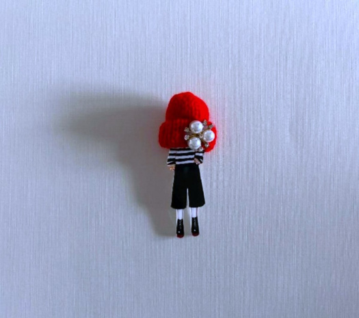 Brož s pletenou čepičkou