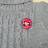 Brož Brunetka v růžovém kabátku
