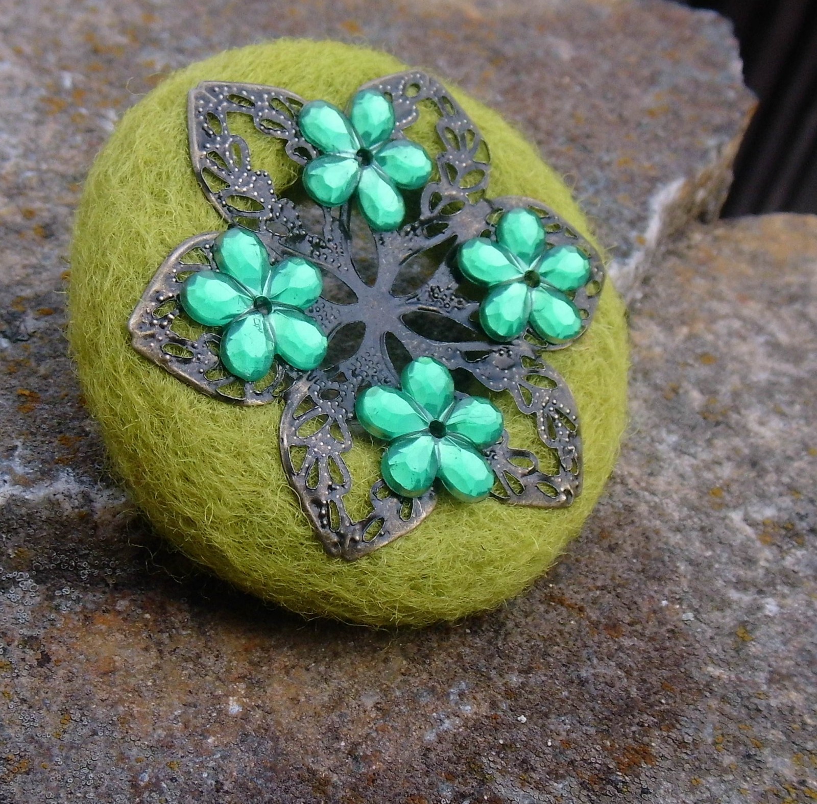 Rozkvetlá - brož trávově zelená