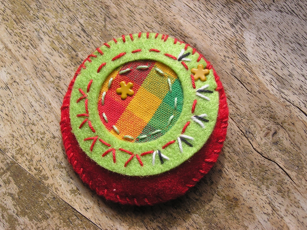 Brož "Vlčí máky na louce"