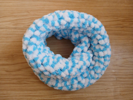 Měkký pletený nákrčník puffy modrá + bílá