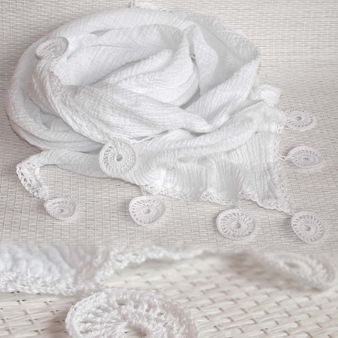 Bavlněný šátek s háčkovaným okrajem