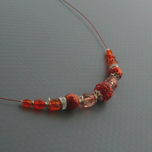 Pomerančový jednořadý náhrdelník s kamínky 