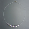 Fialovo bílý jednořadý náhrdelník s kamínky 