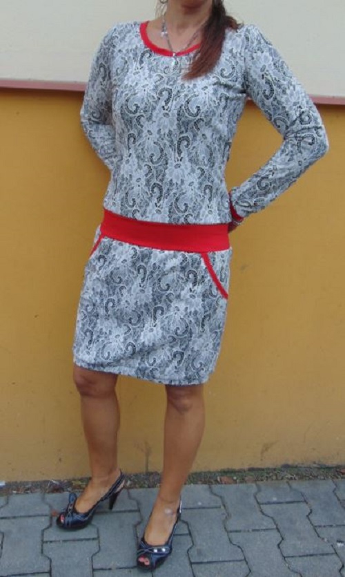 ŠATY KRAJKOVÝ VZOR S ČERVENOU S - XXL