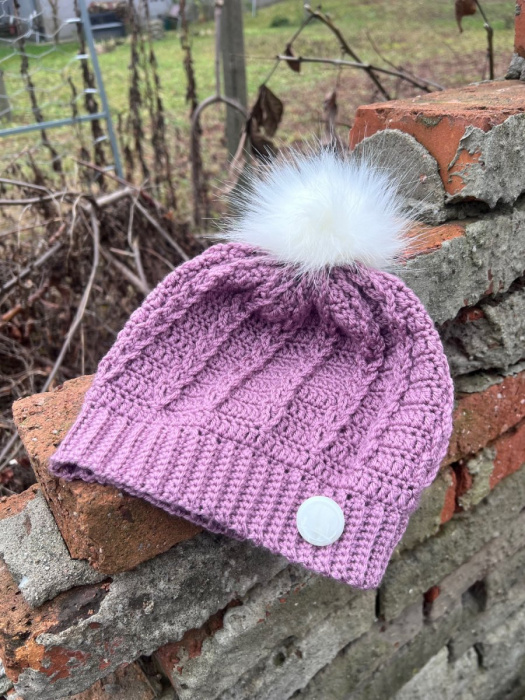 Starorůžová čepice s bambulí