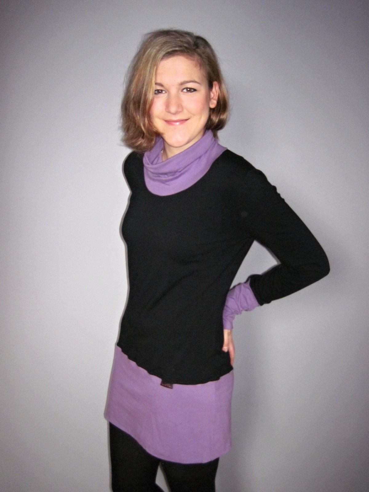 Šaty roláček černé s lila