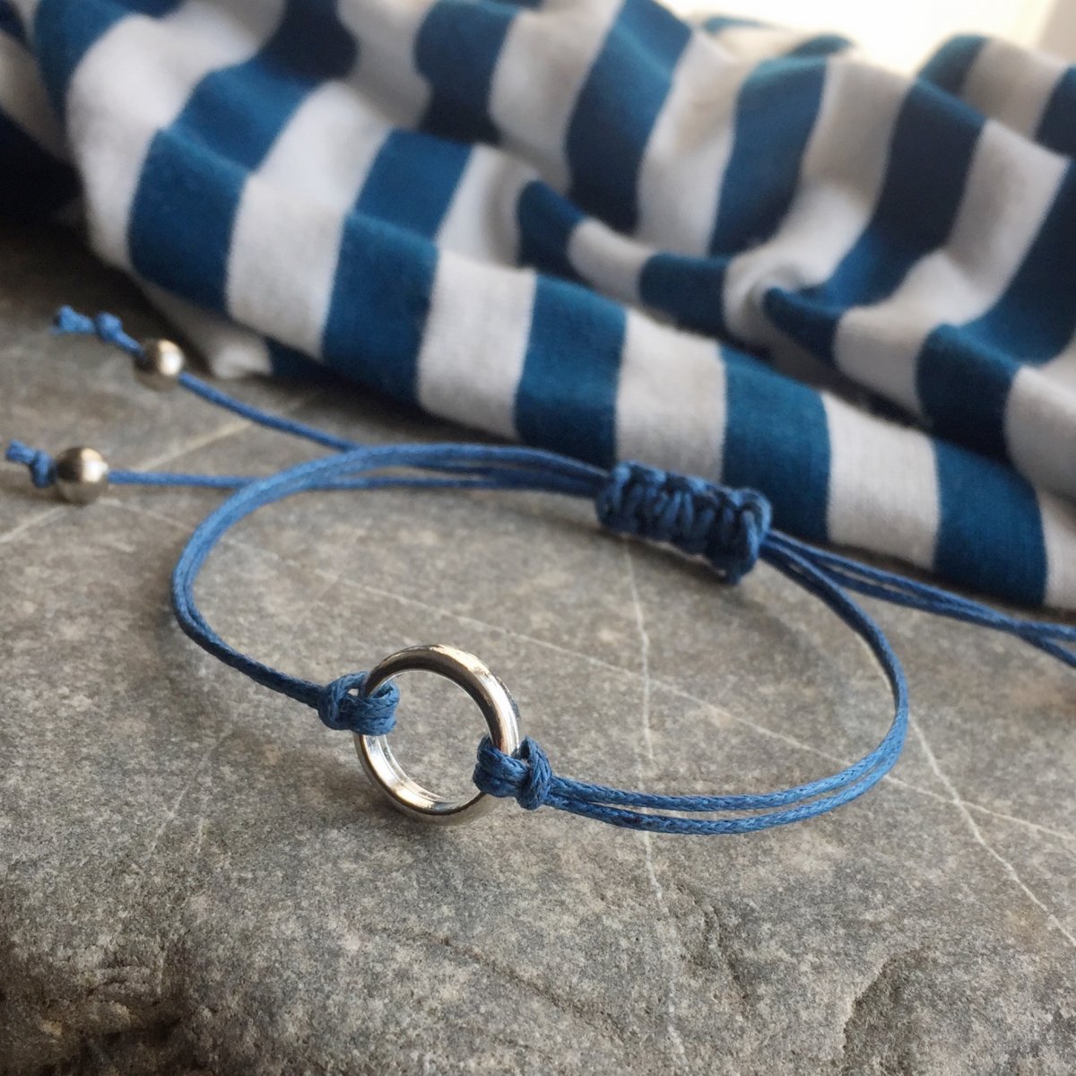 Modrý náramek s kruhem