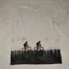Cyklisti v trávě - šedo-černé tričko M