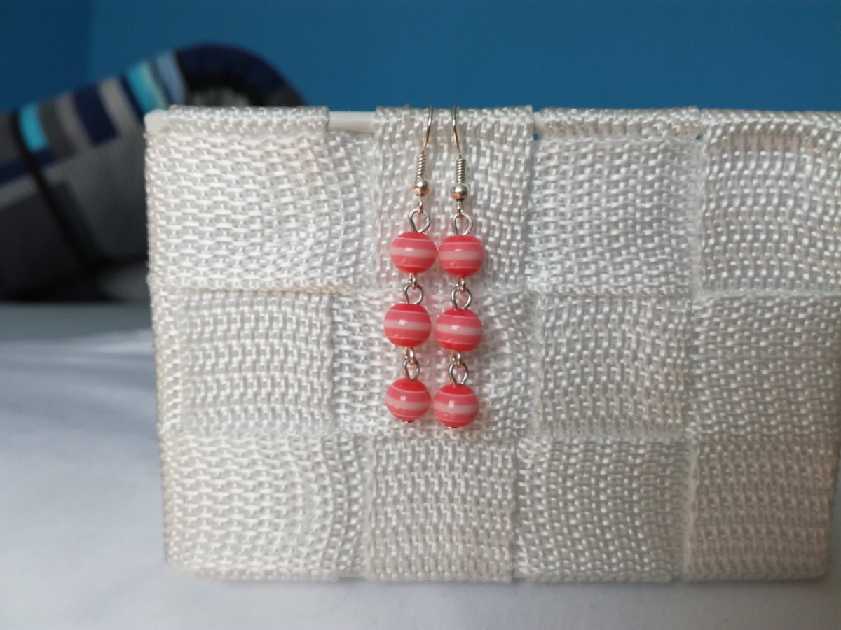 Tmavě růžové široké pruhy