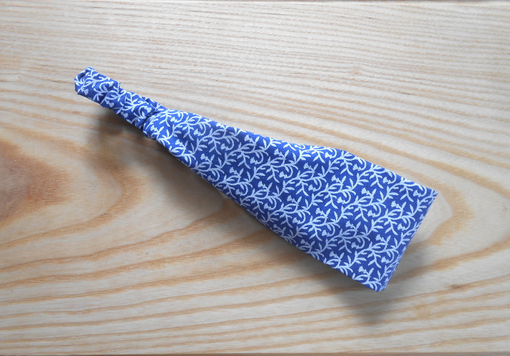 Čelenka modrá s bílými ornamety