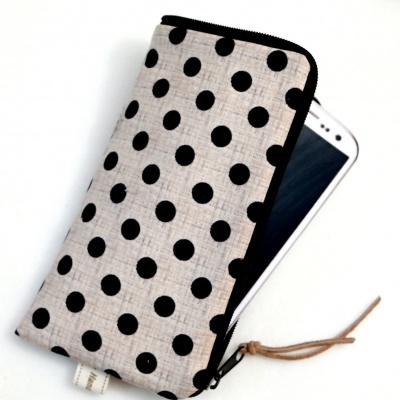 ČERNÉ PUNTÍKY NA BÉŽOVÉ - zakázka - obal na mobil