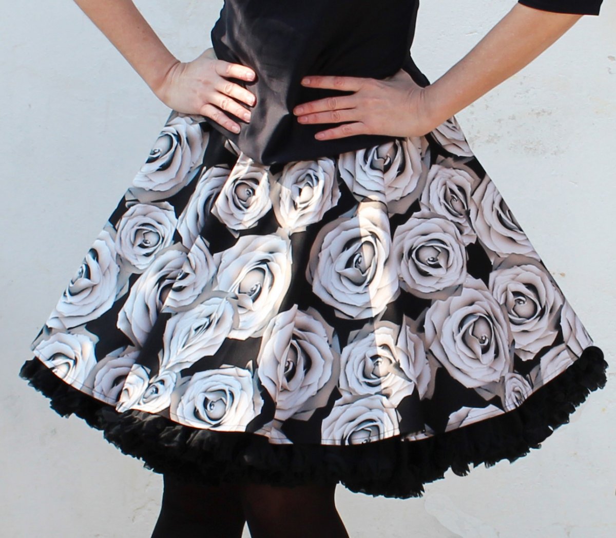 FuFu sukně s černými růžemi a černou spodničkou