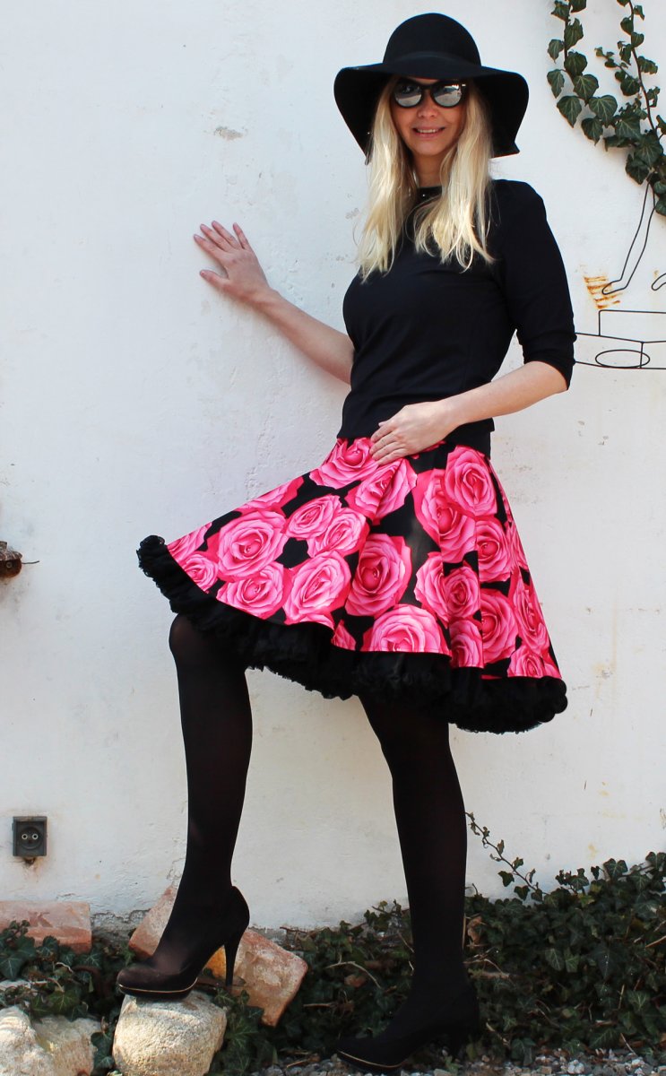 FuFu sukně s růžemi a černou spodničkou