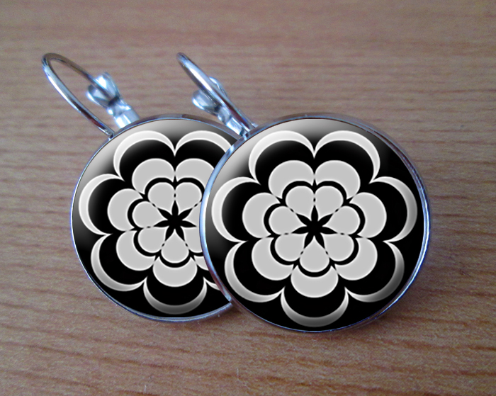 COOL VISACÍ NÁUŠNICE - černobílé květy