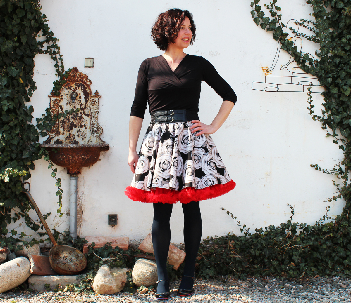 FuFu sukně s černými růžemi a červenou spodničkou