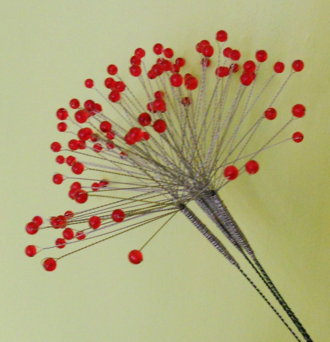 Okolík červený - květ z drátu a korálků