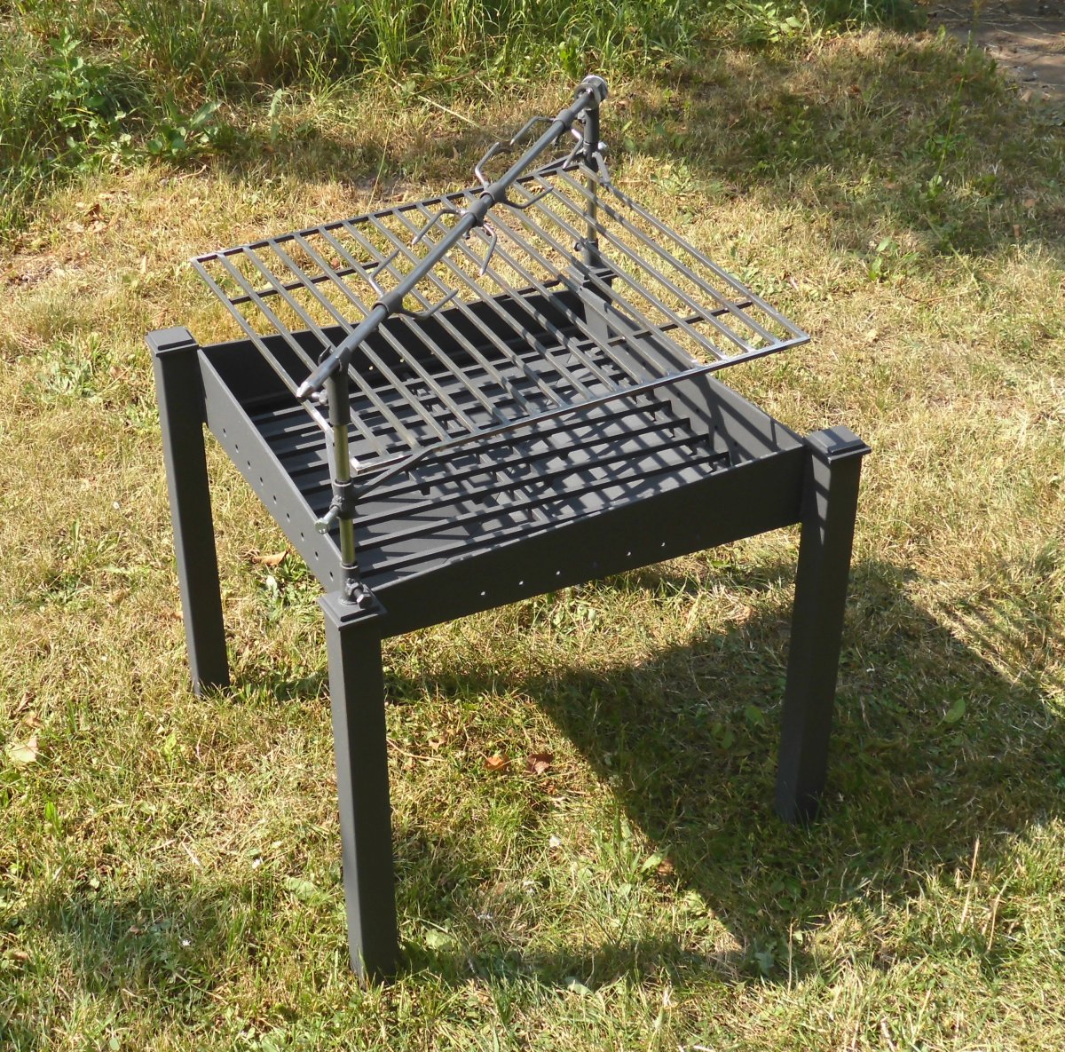 Přenosné ohniště s grilem a grilovací jehlou