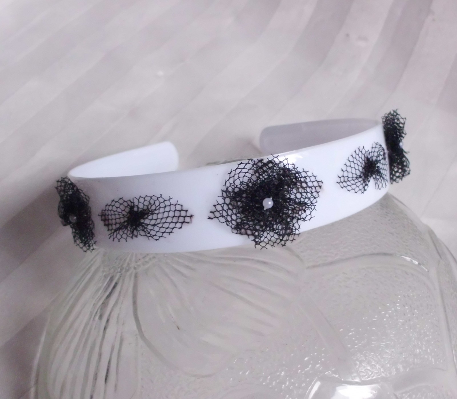 Čelenka bílo-černá