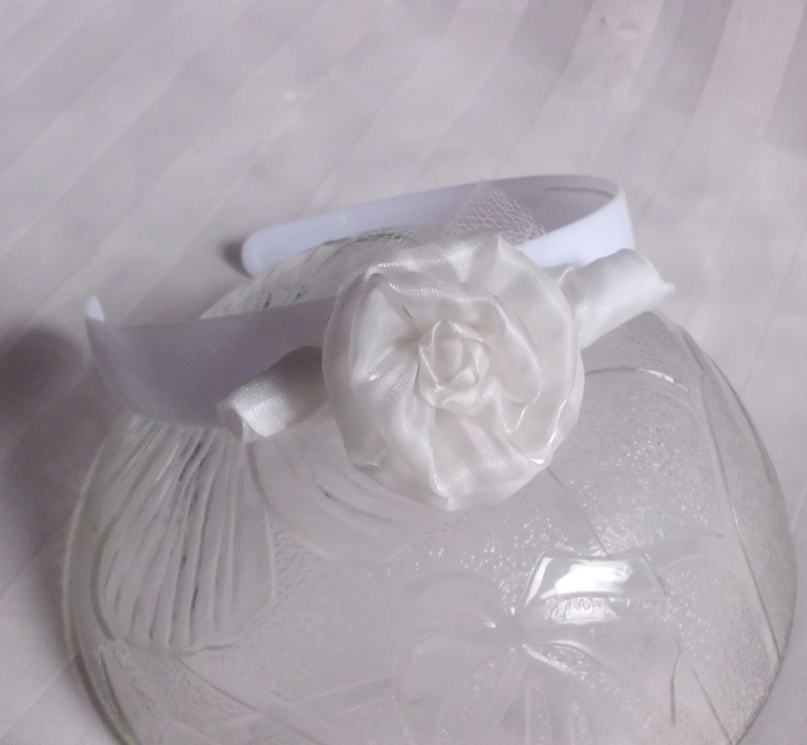 Bílá čelenka s růžemi