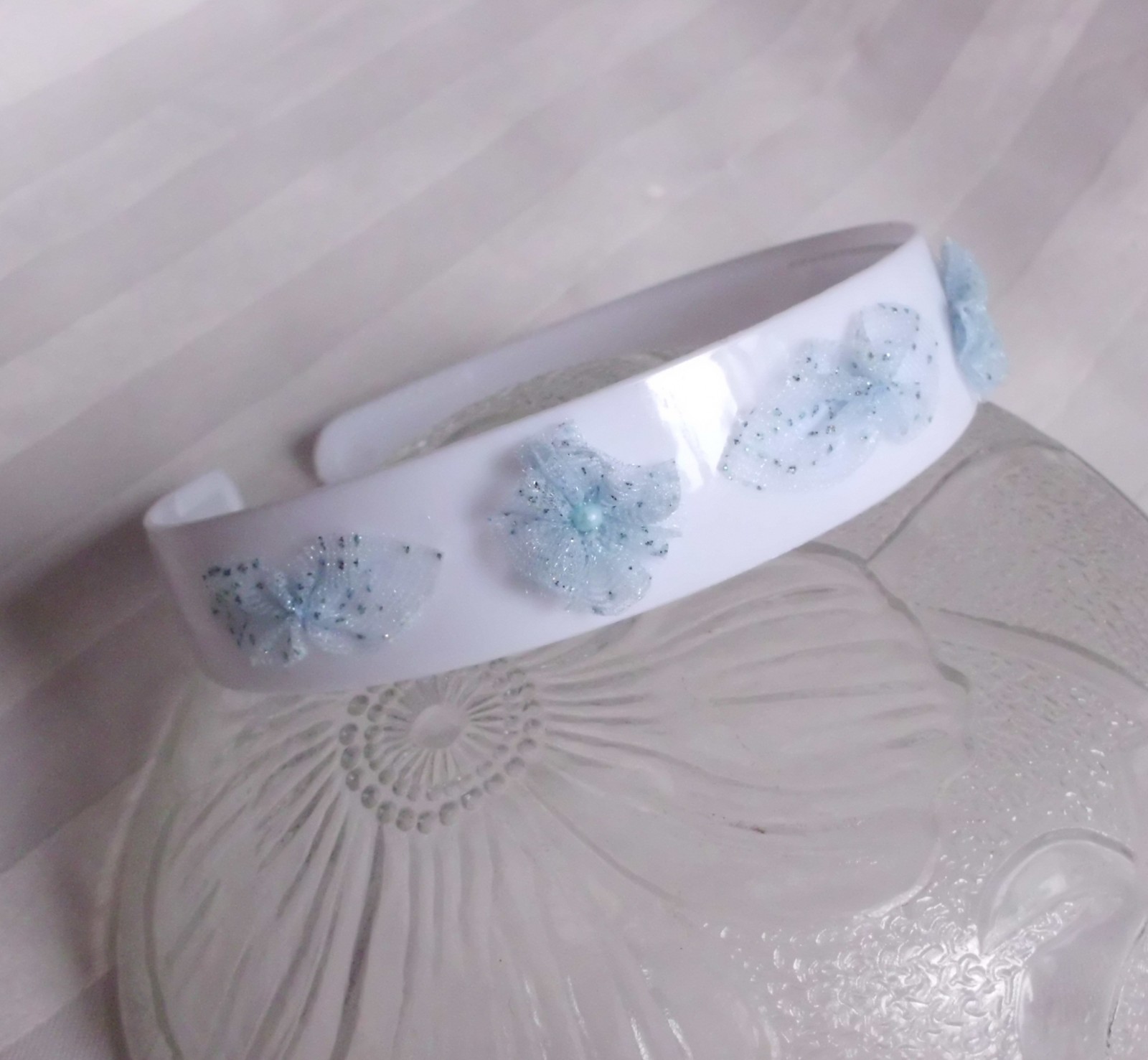 Bílá čelenka s modrou 2