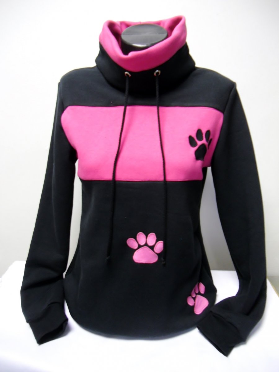 Černá mikina s růžovými tlapkami