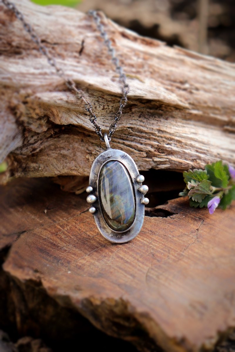 Labradorit – talisman ochrany a intuice