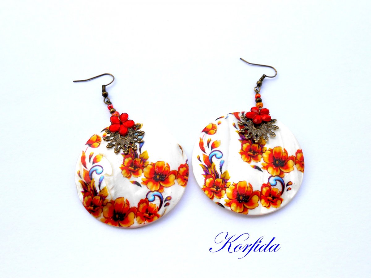 Náušnice perleť bílá, oranžová, červená s kytičkou 