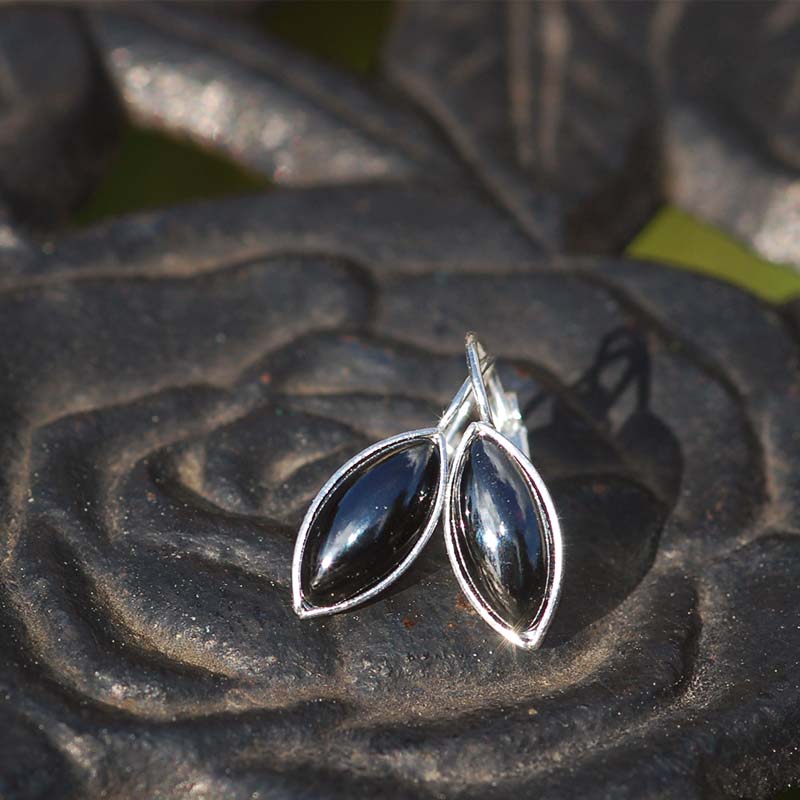 Náušnice klapky s černými navetami 