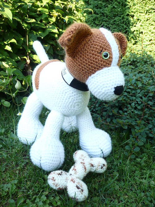 Háčkovaný pejsek se jménem na obojku